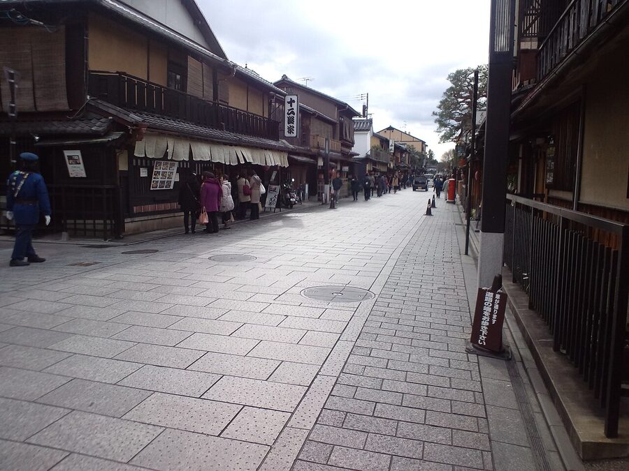 Hanamikoji-dori main lane in Gion with wooden machiya buildings