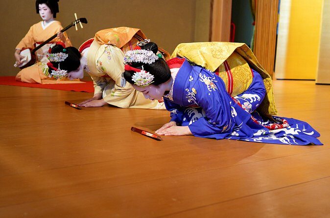 Authentic Maiko Experience＆Kyoto Dinner (Free drink) at Noh Stage - Free drinks for two hours: good for bonding, not for chaos