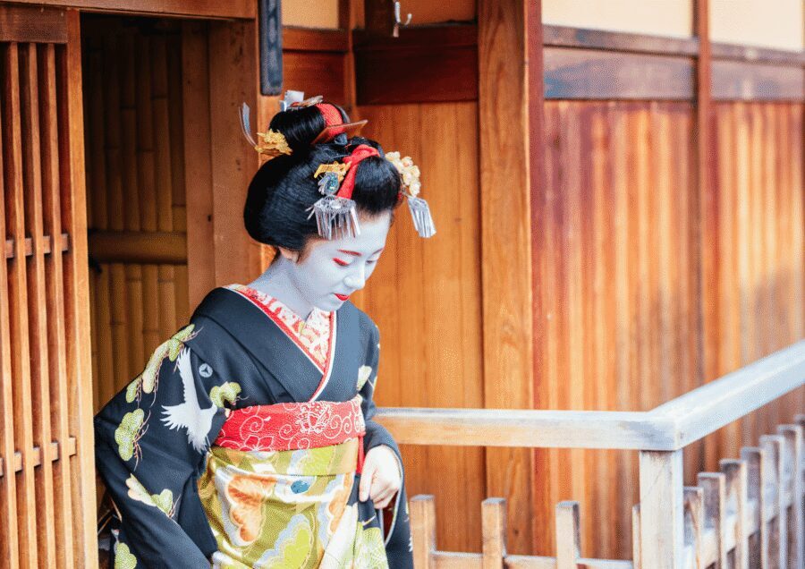 Gion Walking Tour, Geisha Show and Japanese Game in Kyoto - Gion in Two Hours: Why This Tour Works