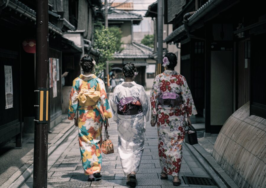 Gion Walking Tour, Geisha Show and Japanese Game in Kyoto - Finding the Group: Izumo-no-Okuni Statue and a Simple Setup