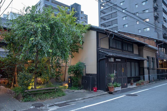Highlights & Hidden Gems With Locals: Best of Kyoto Private Tour - Yasaka Shrine stop 2 plus coffee break: famous, but with a breather