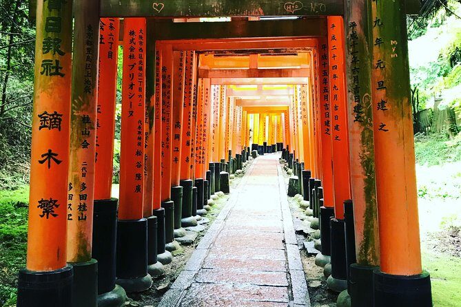 Inside of Fushimi Inari - exploring and lunch with locals - Photo-shooting and the art of finding spots with breathing room