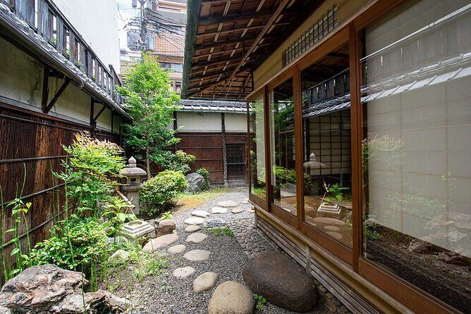 Kimono Tea Ceremony at Kyoto Maikoya, NISHIKI - The kimono part: choosing your set and getting dressed right