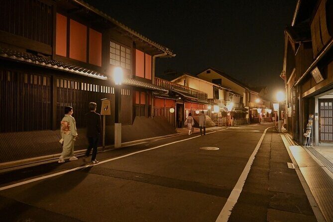 Kyoto 5-Star Geisha Night Walk: Small-Group Authentic Experience - Ninenzaka and Nene-no-Michi: stairs, alleys, and a real break