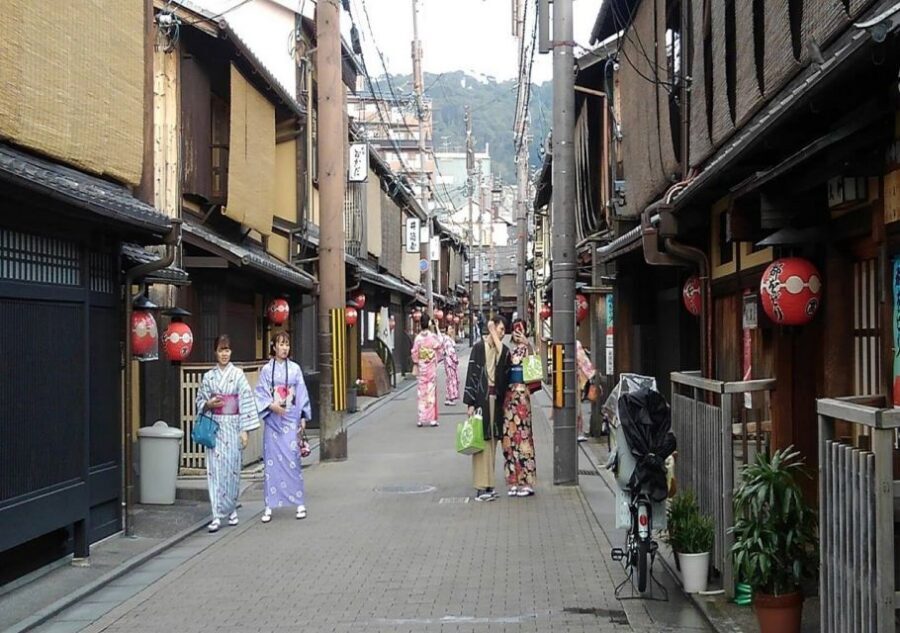 Kyoto Evening Gion Food Tour - Snack Stops: How the Small Bites Fit With Kaiseki