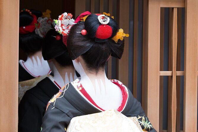 Kyoto Geisha District Walking Tour in Gion - Yasaka Shrine to Gion lanes: where the atmosphere starts