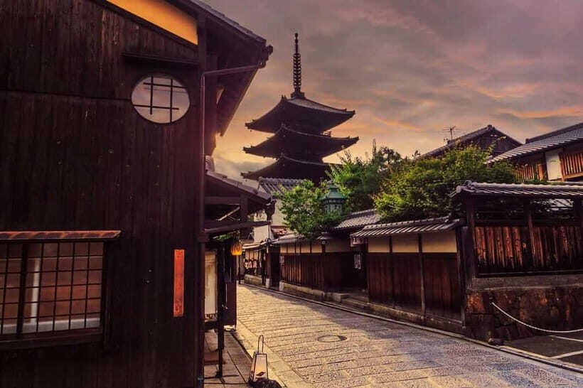 Kyoto Geisha Walking Tour: Gion District & Hidden Gems - Seeing Geiko and Maiko: what the tour sets up (and what it can’t)