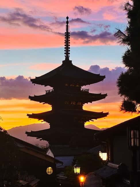Kyoto Geisha Walking Tour: Gion District & Hidden Gems - The 2-hour walk: what happens from the first street to the lanterns