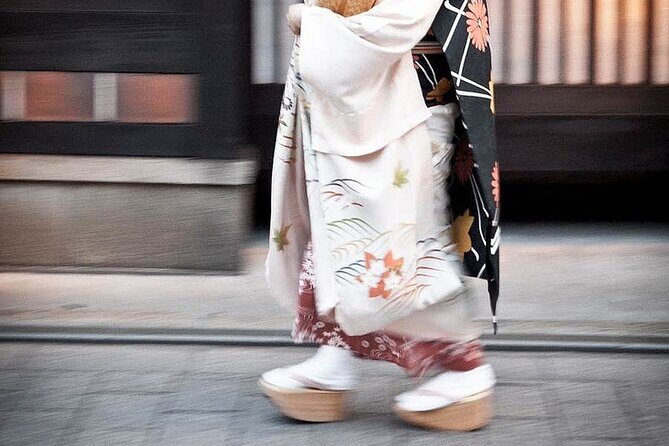 Kyoto Gion Cultural Walk & Geisha Show with Dining Options - Miyagawasuji and the dance show: watching Maiko performance with context