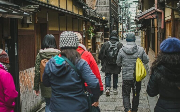Kyoto Gion Cultural Walk & Geisha Show with Dining Options - Meeting point at the Izumo-no-Okuni statue: your first win