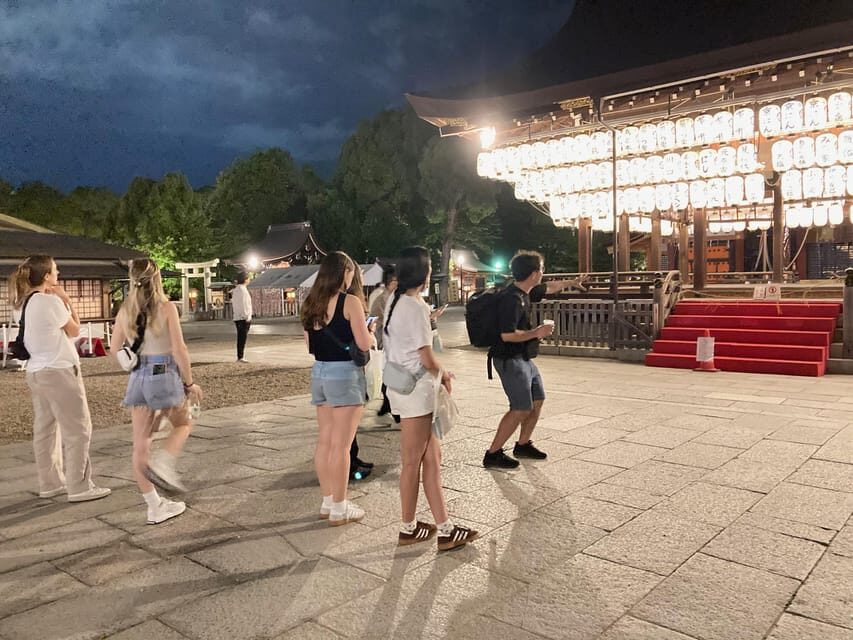 Kyoto: Gion Evening Walk with Hidden Gems, Geisha & Sake - Photo assist that actually helps you stop thinking