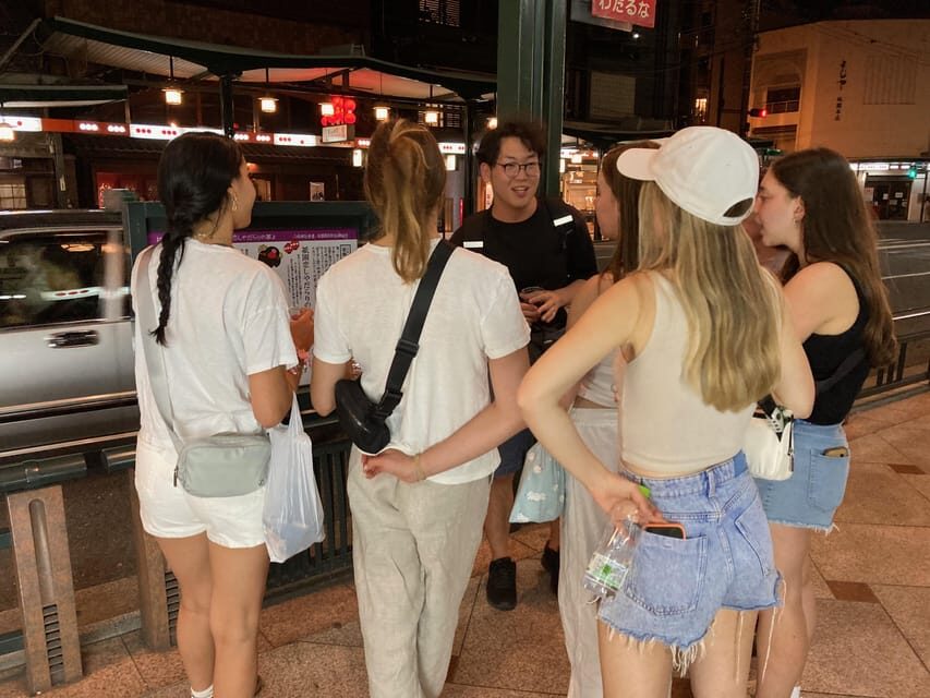 Kyoto: Gion Evening Walk with Hidden Gems, Geisha & Sake - Why Gion at night feels like a different Kyoto