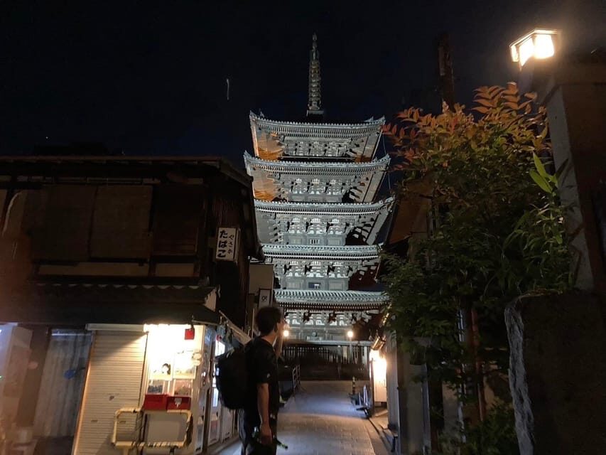 Kyoto: Gion Evening Walk with Hidden Gems, Geisha & Sake - Yasaka Shrine finish: a 1,300-year backdrop for the closing moments
