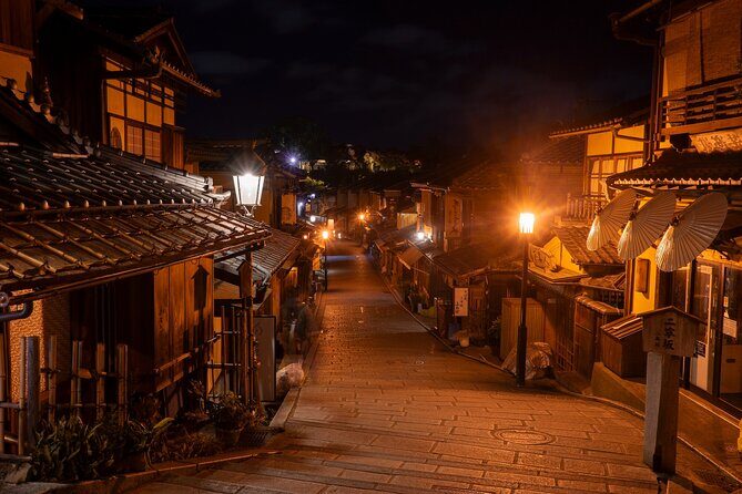 Kyoto: Gion Geisha District & Sake-in-Hand Walking Tour - Yasui-Konpiragu Shrine: A Sharp Cultural Stop