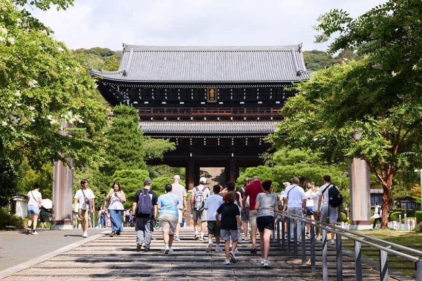 Kyoto: Gion Geisha District Walking Tour and Hidden Gems - Hōkan-ji Temple: the short stop that keeps the story threaded