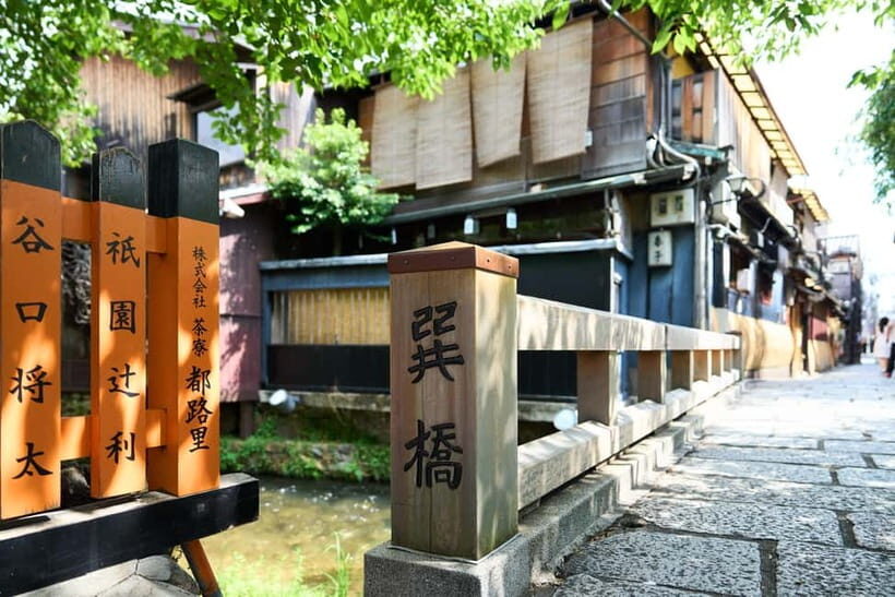 Kyoto: Gion Geisha District Walking Tour and Hidden Gems - Ninenzaka and Sannenzaka: preserved slopes where you feel Kyoto’s texture
