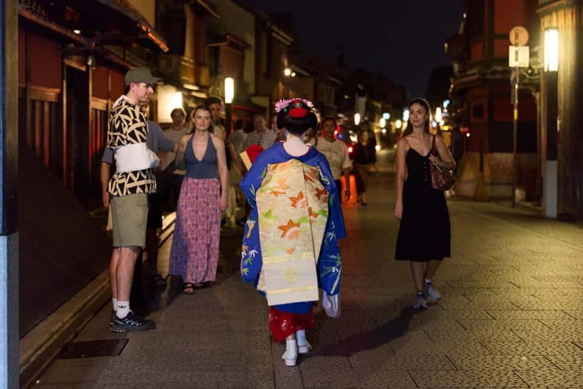 Kyoto: Gion Geisha District Walking Tour - Stories of Geisha - Meeting at Ben’s Cookies Kyoto Shijo and starting smart