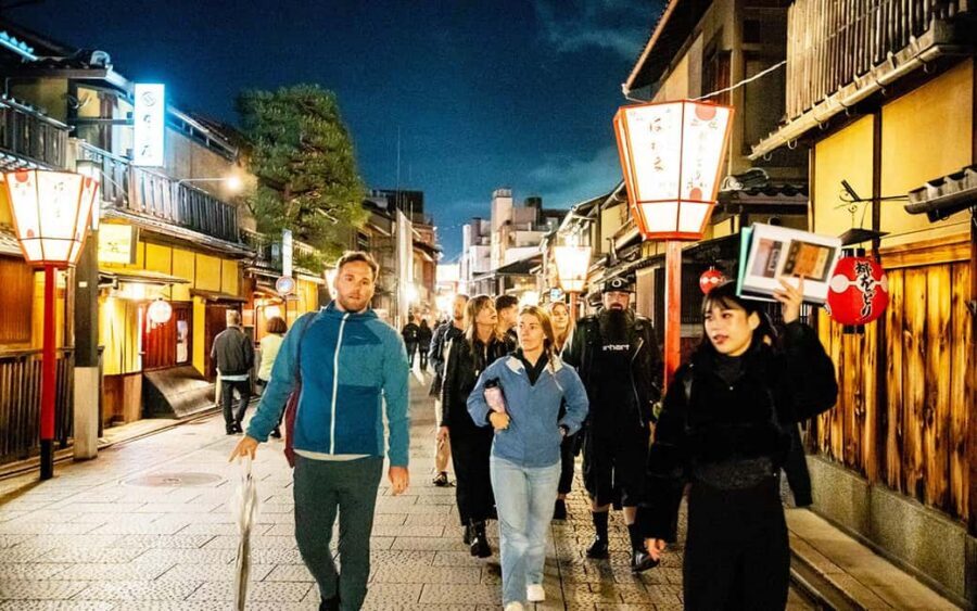 Kyoto: Gion Hidden Gems & Geisha Culture Tour - Getting your bearings: meeting at Macdonald Shijo Ohashi