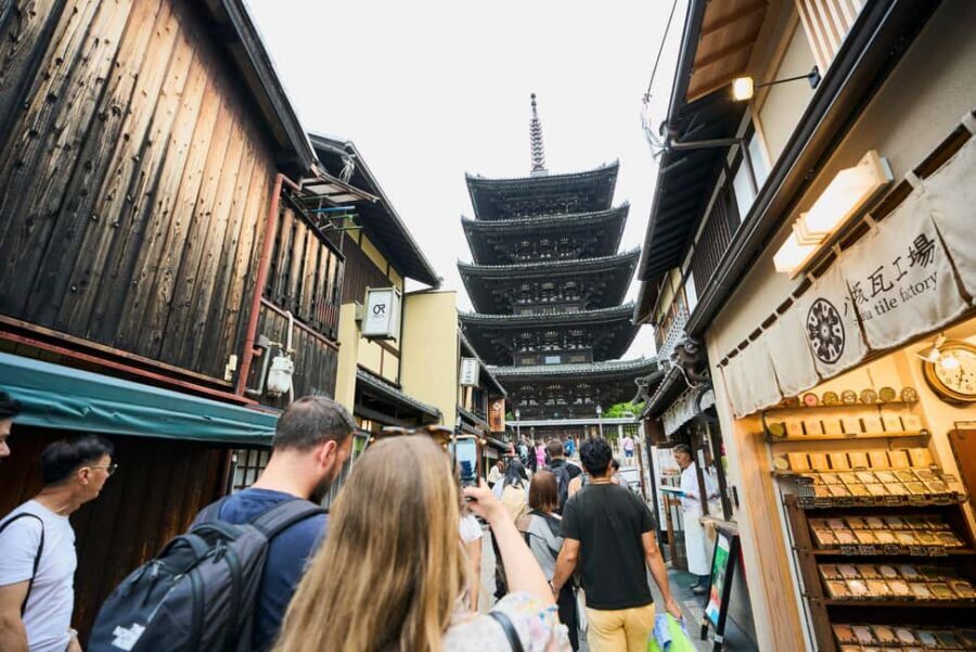 Kyoto: Gion Hidden Gems & Geisha Culture Tour - Yasaka Shrine: learning the rules of the place