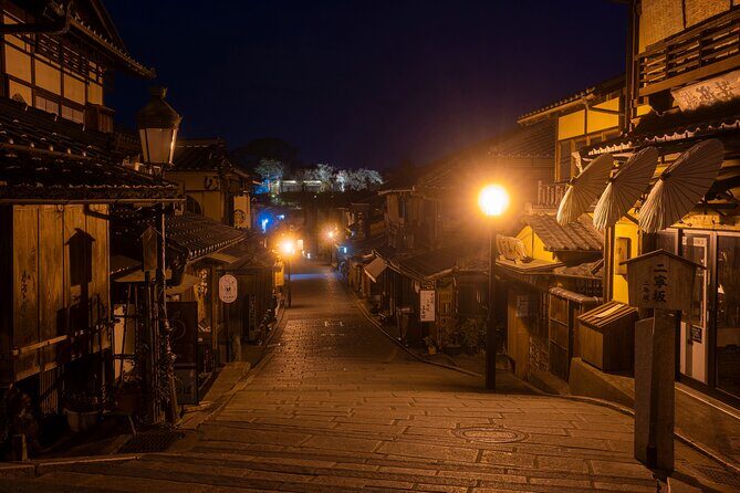 Kyoto Gion Night Tour: Discover Geisha District and Hidden Gems - Stop 2: Gion’s Preserved Streets and Wooden Machiya Houses