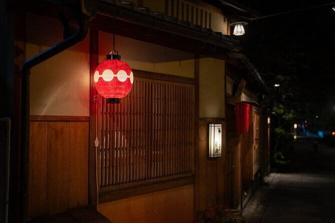 Kyoto: Gion & Pontocho Food Tour with 13 Dishes - Yasaka Shrine when the lights come on: the cultural kickoff