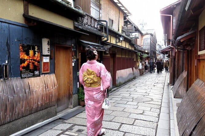 Kyoto: Gion & Pontocho Food Tour with 13 Dishes - Gion izakaya: karaage, tempura, sashimi, and sake pairing