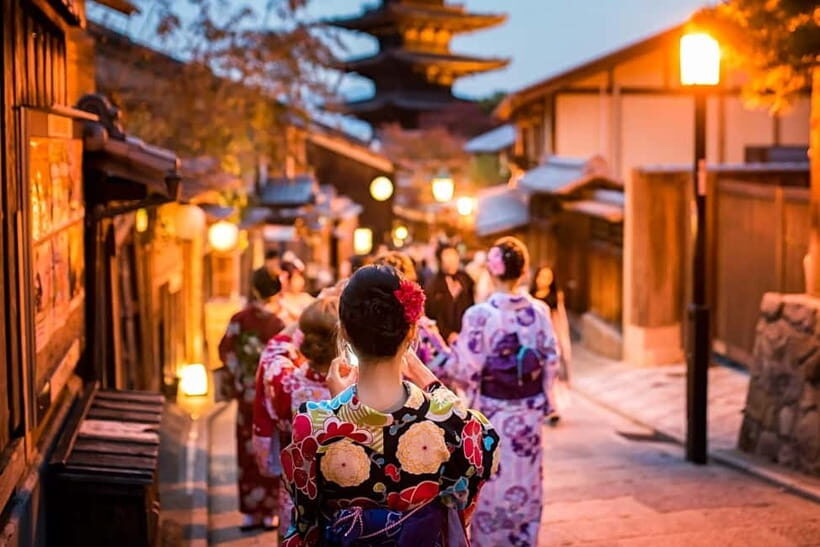 Kyoto: Gion Sunset Walking Tour with Local Guide - Gion at Dusk: Why This 3-Hour Format Works