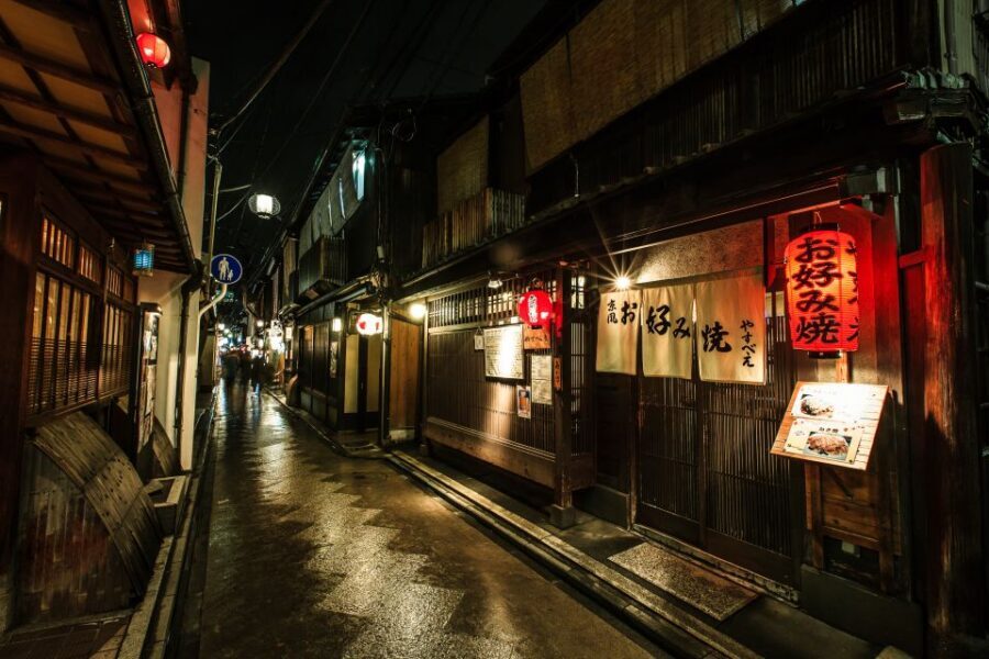 Kyoto: Gion Sunset Walking Tour with Local Guide - Yasaka Shrine at Night: The Spiritual Anchor of Gion