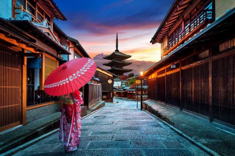 Kyoto: Gion Sunset Walking Tour with Local Guide - Where You Start: Kyoto Kawaramachi Garden and Finding Your Guide
