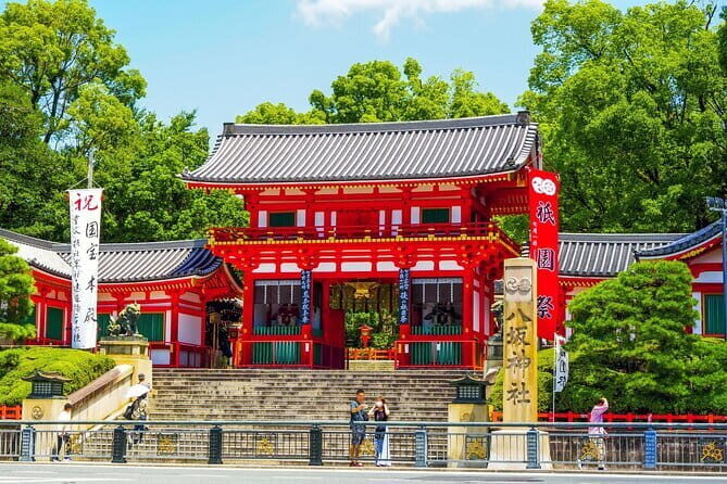 Kyoto: Gion Walking Tour for First-Time Visitors - Meeting at Kyoto Tourist Lounge Gion and the Flow of the Walk