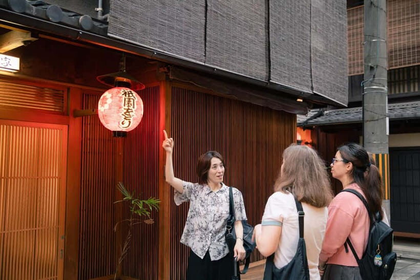 Kyoto: Gion World of the Geisha Guided Walking Tour - Yasaka Shrine (about 40 minutes): the tone-setter stop