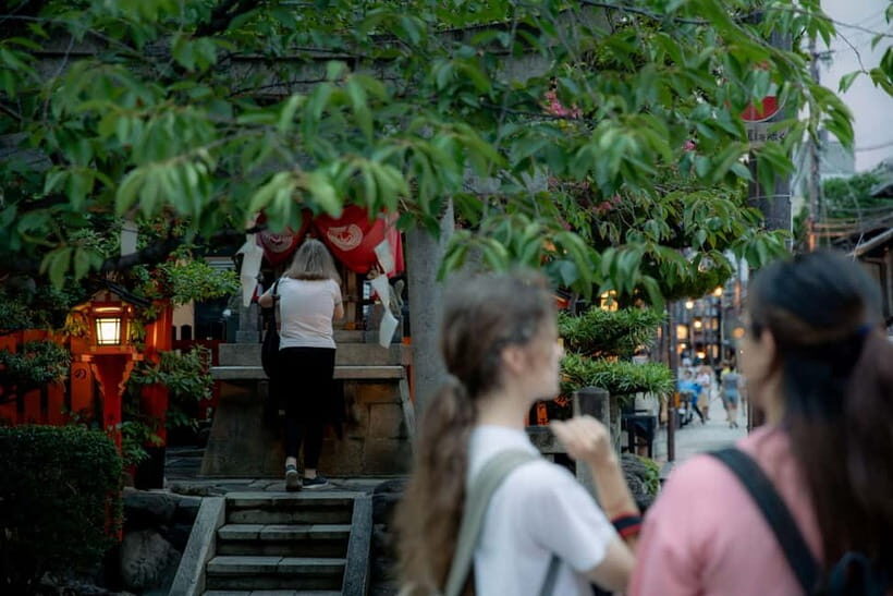 Kyoto: Gion World of the Geisha Guided Walking Tour - Spotting maiko and geiko: what the guide can help with