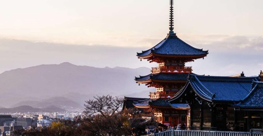 Kyoto: Historic Higashiyama Walking Tour - Key highlights you’ll feel right away