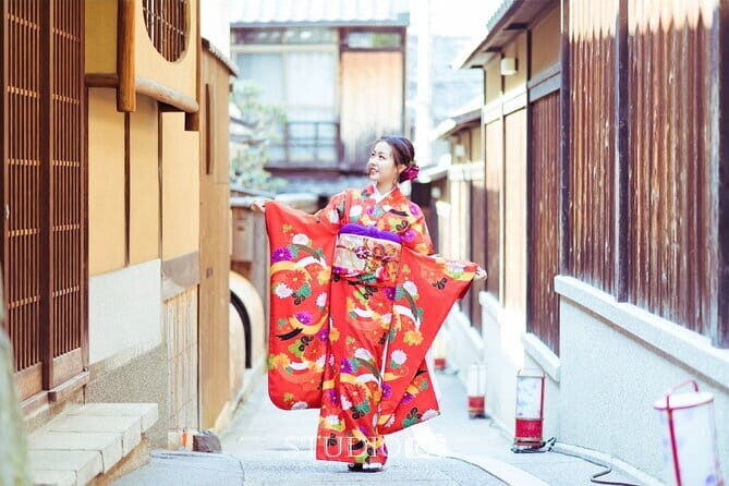 Kyoto Kiyomizudera Kimono Dressing with Hairstyle | Photoshoot - Comfort Perks That Make Walking Easier (Tabi Socks and Baggage Storage)