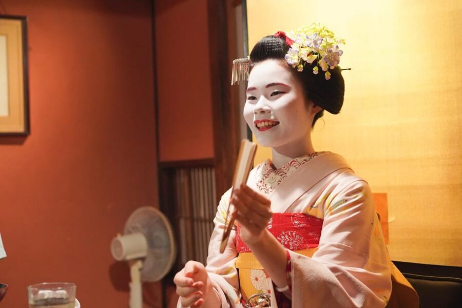 Kyoto: Maiko Dinner in Traditional Restaurant and Tour - The machiya restaurant waiting moment: how the evening gets set up
