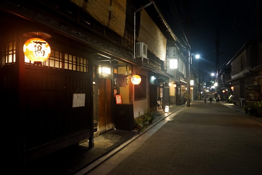 Kyoto: Maiko Dinner in Traditional Restaurant and Tour - The group photo: a memory that feels earned