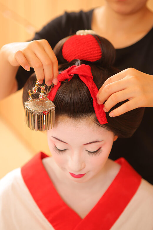 Kyoto: Maiko Makeover and Photoshoot Experience - The Japanese-room photoshoot: direction, wrinkle fine-tuning, and what you get