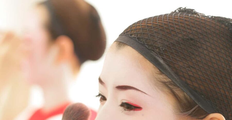 Kyoto: Maiko Makeover and Photoshoot Experience - 10-minute self-photos and optional strolling in Kyoto