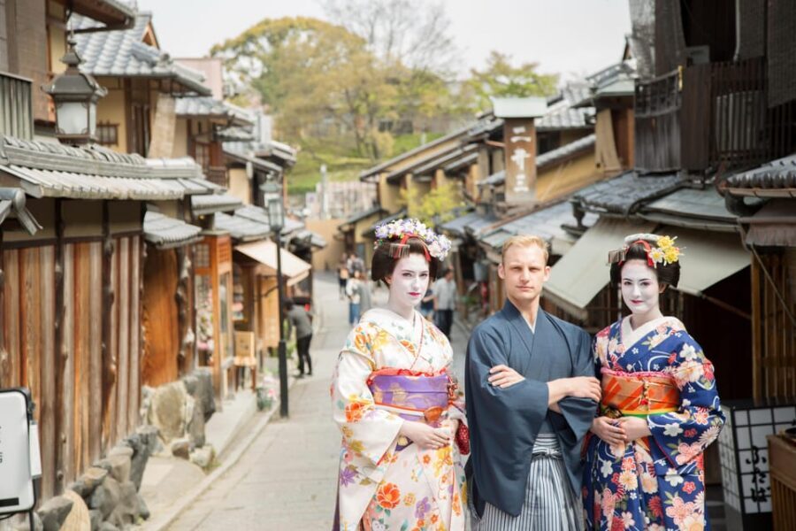 Kyoto: Maiko Makeover and Photoshoot Experience - Getting there at Kiyomizu-michi: find the studio entrance before you’re rushed