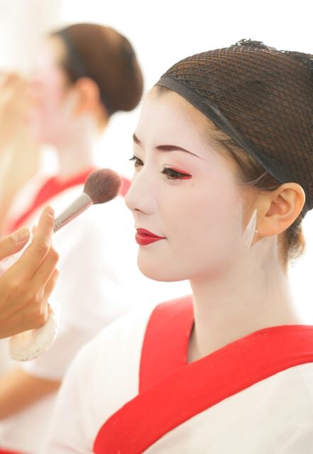 Kyoto: Maiko Makeover and Photoshoot Experience - Choosing your kimono from 100 options without losing time