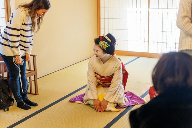 Kyoto: Meet the Geisha Maiko with Gion Walking Tour - The Ochaya Performance: What You Can Expect Inside