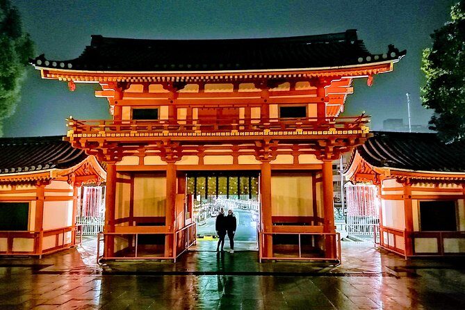 Kyoto night walk tour (Gion district) - Yasaka Shrine at Night: A Strong Place to Begin