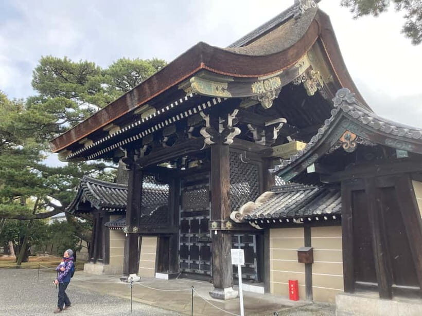Kyoto: Nijo Castle and Kyoto Imperial Palace Guided Tour - The walking stretches: townhouses, blossoms, and smart questions