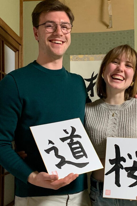 Kyoto Ninenzaka : Japanese Calligraphy Class in Townhouse - Practical stuff that makes or breaks the session: socks and clothing