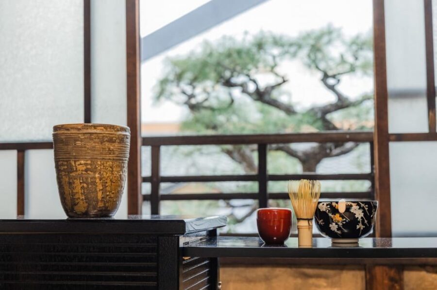 Kyoto: Table-Style Tea Ceremony at a Kyo-Machiya - Before tea: purification at the stone basin