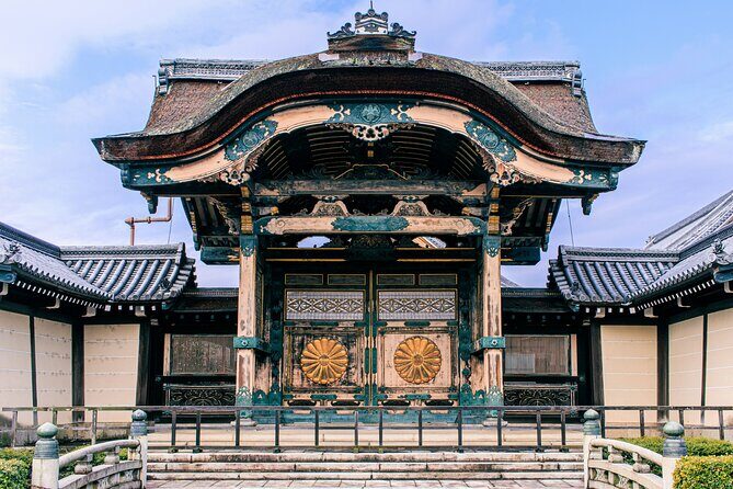 Kyoto TeamLab Biovortex & Kyoto Walking Tour - Stop 1: Nishi Honganji and the Amidadomon Gate walkthrough