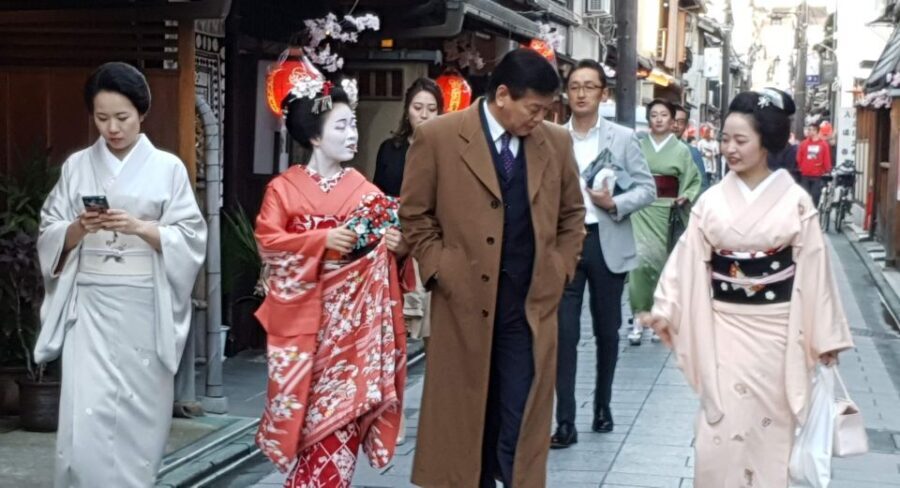 Kyoto: The Geisha Districts of Kyoto Walking Tour - Kenninji Temple: A Short Break That Changes the Mood