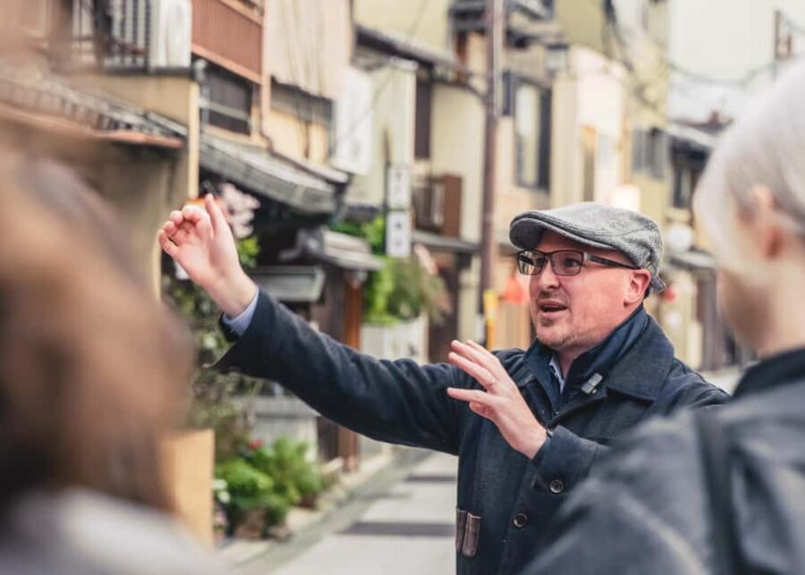 Kyoto: The Geisha Districts of Kyoto Walking Tour - Yasaka Shrine Finish: Where Kyoto’s Energy Shows Up