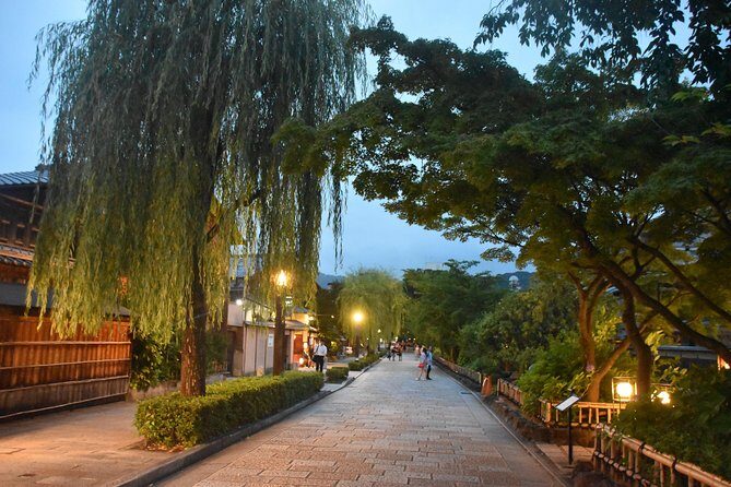 Kyoto’s Exclusive Private Gourmet Night with Local - Gion at night: lantern-lit walking tour and the Maiko and Geiko context