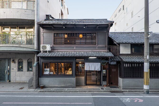 Men's Kimono Lesson and Shopping in Kyoto - Meeting Shogo inside a real men’s kimono shop